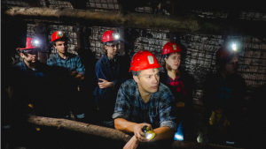 Kehidupan Para Penambang dalam Film Coal Country